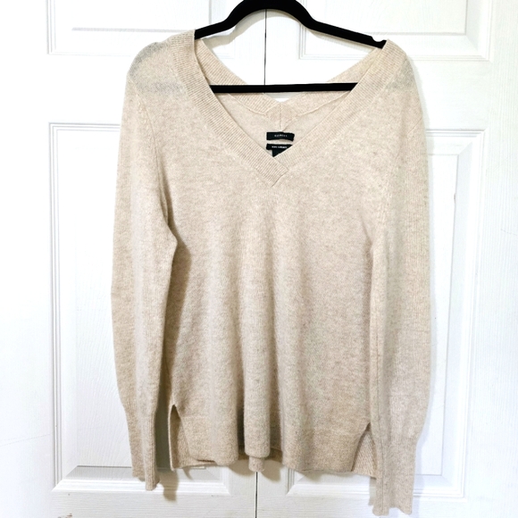 HALOGEN Women's Medium 100% Cashmere Taupe Long Sleeve V-neck Thin Sweater - Picture 1 of 2